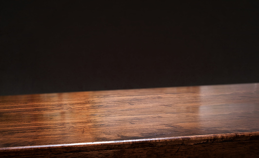 fondo negro. Mesa de madera marrón diagonal vacía con fondo de pared de hormigón negro desenfoque, plantilla de maqueta de banner para la visualización del producto photo