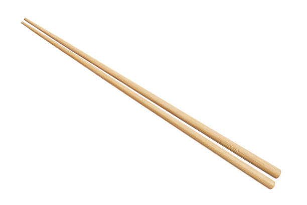 palillos de madera sobre blanco - chopsticks fotografías e imágenes de stock