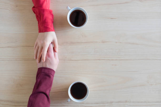 Женщина И Мужчина Сидят За Столом В Кафе И Держатся За Руки Любовь Романтика Свидание — стоковые фотографии и другие картинки В помещении - iStock