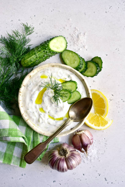 цацики - традиционный греческий йогуртовый соус - light vegetarian food garlic spice стоковые фото и изображения