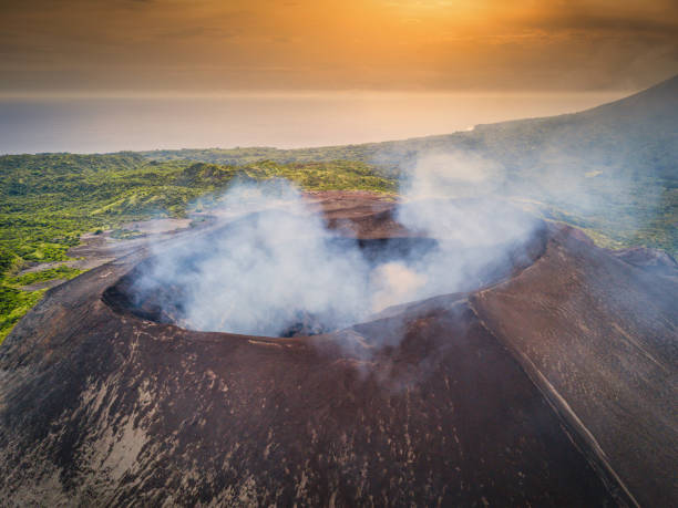monte yasur tanna ilha vanuatu vulcão erupção aérea vista de drone - anel de fogo do pacifico - fotografias e filmes do acervo