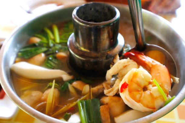 il cibo tailandese "tom-yum-goong" è zuppa tailandese piccante con gamberetti, frutti di mare, latte di cocco e peperoncino nello spazio di copia della ciotola - tom tom yum meal soup foto e immagini stock