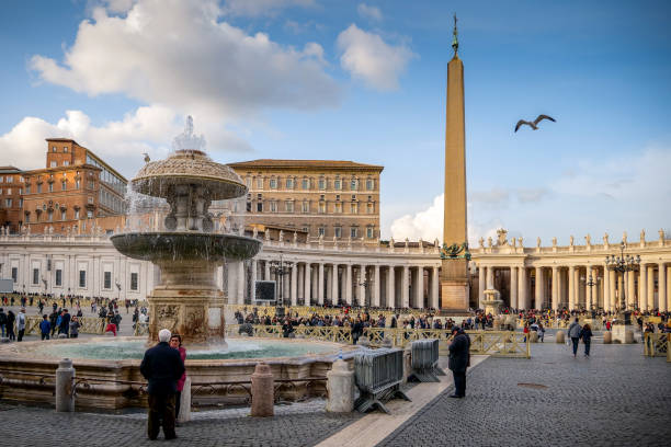 석양에 있는 성 베드로 광장과 사도 궁전의 전경 - statue st peters basilica fountain state of the vatican city ��뉴스 사진 이미지