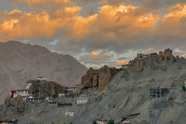 dhankar monastery al tramonto, spiti valley, himachal pradesh, india - dhankar monastery foto e immagini stock