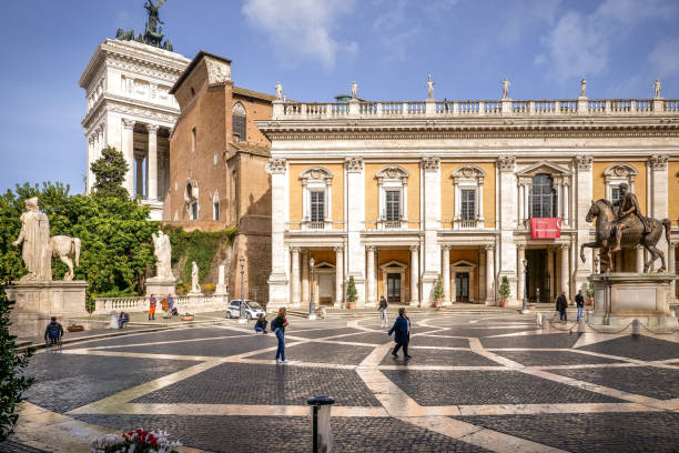 blick auf den römischen kapitol (piazza del campidoglio) - piazza del campidoglio statue rome animal stock-fotos und bilder