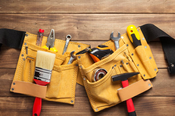 outils et instruments en ceinture sur fond en bois - work tool repairman tool belt hand tool photos et images de collection