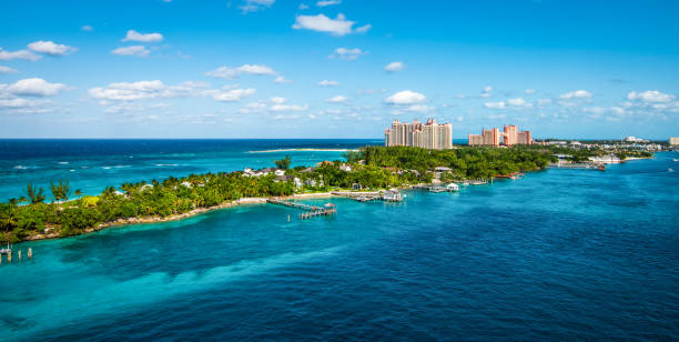 vista panoramica del paesaggio di paradise island, nassau, bahamas. - nassau foto e immagini stock