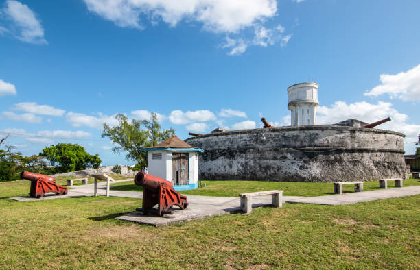 paesaggio con fort fincastle e vecchi cannoni. nuova provvidenza, nassau, bahamas - nassau foto e immagini stock