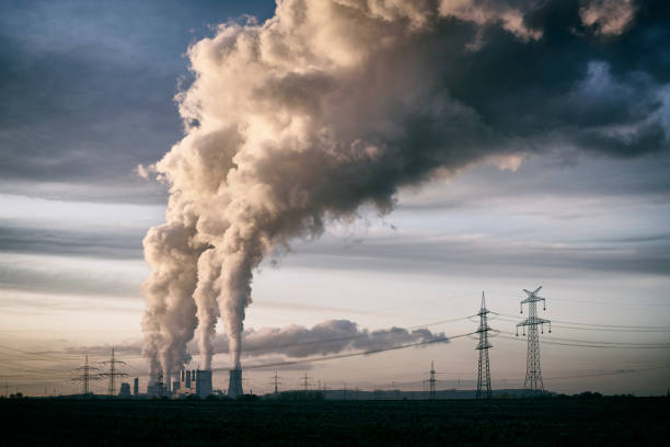 pollution spilling into the sky from a cola fired power plant - toxic substance fumes environment carbon dioxide imagens e fotografias de stock