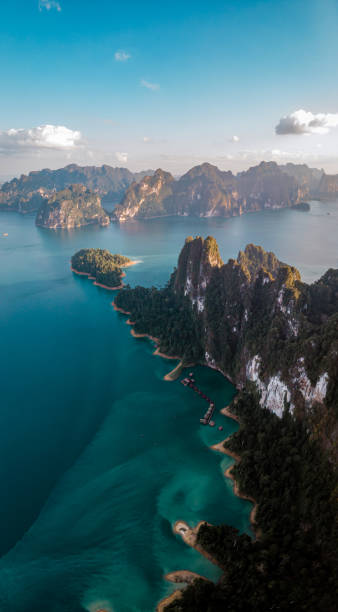 drone colpo aereo, vista dall'alto del parco nazionale di khao sok, è un'altra destinazione per le persone a cui piace il mare. l'isola è una riserva naturale., surat thani, thailandia - parco nazionale di khao sok foto e immagini stock