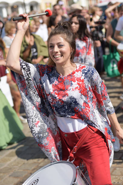 linzer pflasterspektakel, international street performance festival (upper austria, austria) - traditional festival juggling women performer imagens e fotografias de stock