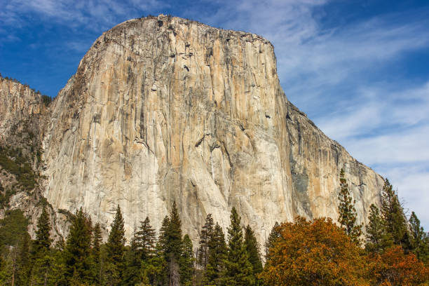 el capitan es una formación rocosa vertical en el parque nacional yosemite. hermosos colores otoñales con un cielo nublado azul durante el día. - condado de mariposa fotografías e imágenes de stock