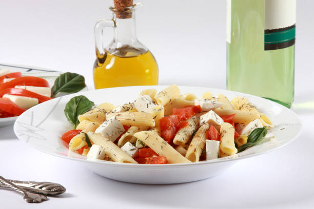 デュラムウィートペンネパスタトマトとモッツァレラチーズ - wheat pasta flour italy ストックフォトと画像