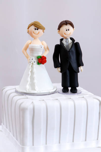 新郎新婦装飾ウェディングケーキの美しい彫像 - symmetry happiness symbol wedding ストックフォトと画像