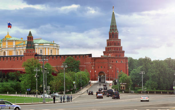 delegação de carros do governo entra no kremlin de moscou - russia red paving stone moscow russia - fotografias e filmes do acervo
