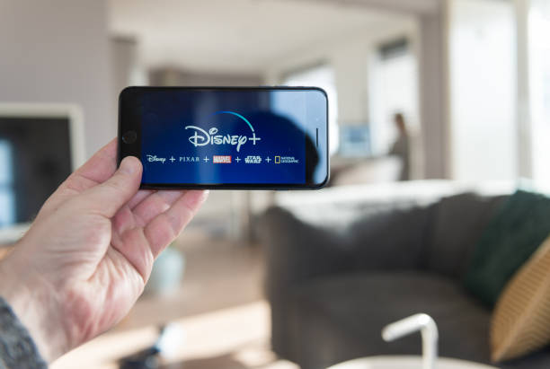 schermata startscreen disney+ sul telefono cellulare. video online disney+, servizio di abbonamento allo streaming di contenuti. disney plus, star wars, marvel, pixar, national geographic. - serie televisiva foto e immagini stock