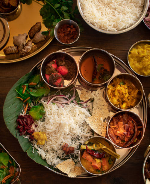 südindischer thali - indische gerichte stock-fotos und bilder