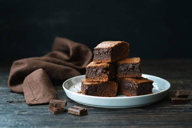 brownies al cioccolato fatti in casa su sfondo scuro - brown chocolate candy bar close up foto e immagini stock