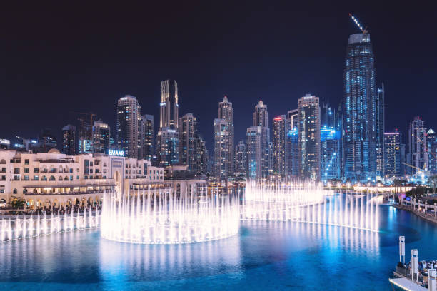 버즈 칼리파 와 두바이 몰 근처 수영장에서 밤에 춤 분수의 놀라운 쇼 - dancing fountains 뉴스 사진 이미지