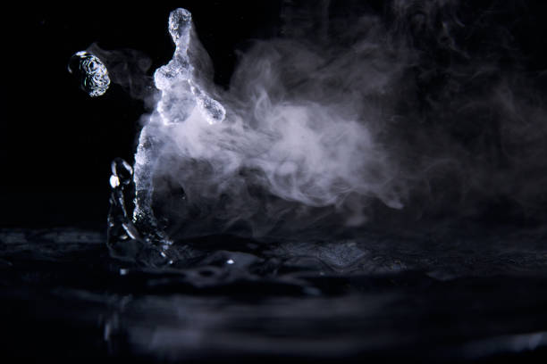 검은 색 배경 클로즈업에 증기와 끓는 물 튀김 - air equipment flowing water oxygen 뉴스 사진 이미지
