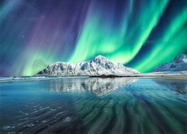 aurora borealis, aurora sin auroras en la montaña nevada en skagsanden beach en las islas lofoten - condado de nordland fotografías e imágenes de stock