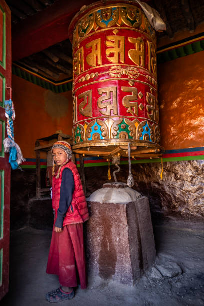 祈りの車輪を回す若いチベット仏教僧、ロー・マンタン、アッパーマスタング、ネパール - monk tibet buddhism china ストックフォトと画像