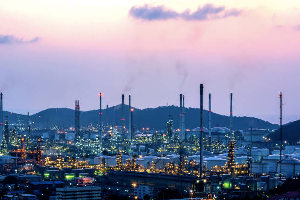 industrie pétrolière et gazière - raffinerie au coucher du soleil - usine - usine pétrochimique - gasohol photos et images de collection