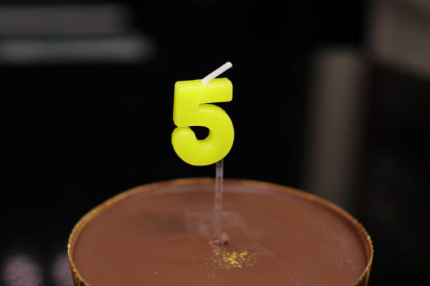 pastel de chocolate con velas en forma de 5 - five objects audio fotografías e imágenes de stock