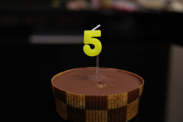 chocolate cake with candles in the shape of 5 - dark chocolate audio imagens e fotografias de stock