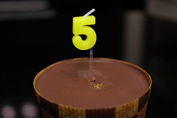 chocolate cake with candles in the shape of 5 - dark chocolate audio imagens e fotografias de stock