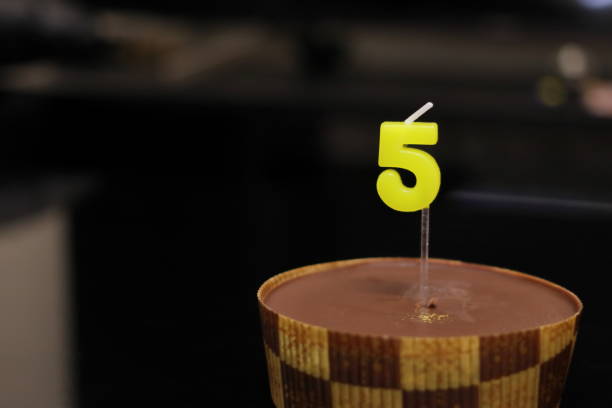 chocolate cake with candles in the shape of 5 - dark chocolate audio imagens e fotografias de stock