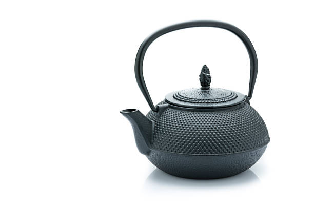 teiera in ghisa nera isolata su sfondo bianco riflettente - chinese tea teapot isolated tea foto e immagini stock