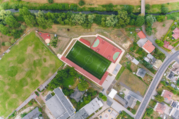 vista aérea de um campo escolar de futebol - track and field stadium - fotografias e filmes do acervo