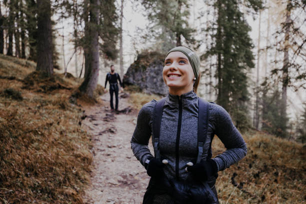 pareja de senderismo en los dolomitas - climbing hill fotografías e imágenes de stock