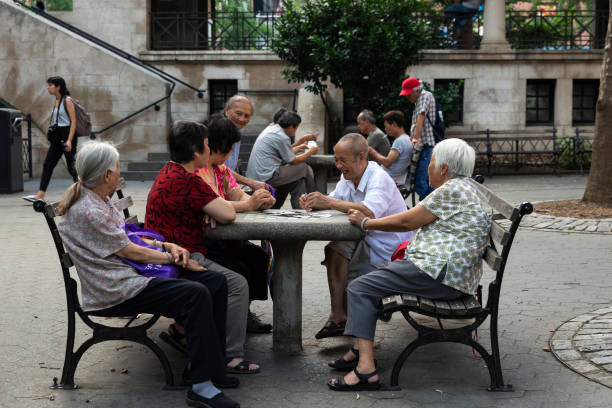 chińczycy grają w gry karciane w nowy jork, usa - senior adult new york state new york city active seniors zdjęcia i obrazy z banku zdjęć