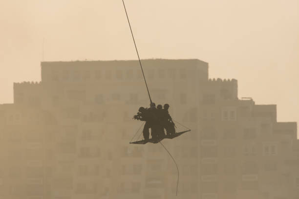 헬리콥터로 사람들을 구출 충돌의 군사 팀. 중동 분쟁에서 연기와 안개에 헬기에 부착 된 밧줄에로드하기. 세로 보기입니다. - support horizontal war afghanistan 뉴스 사진 이미지
