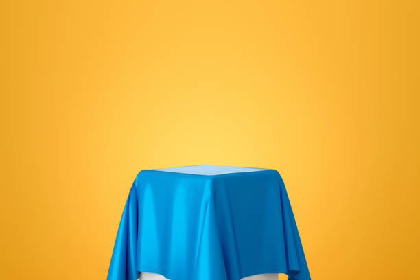 アートスタイルの黄色のグラデーション背景に表彰台棚や空のスタジオディスプレイ上の青い生地。製品を表示するための空白のスタンド。3d レンダリング。 - art creativity art product blue ストックフォトと画像