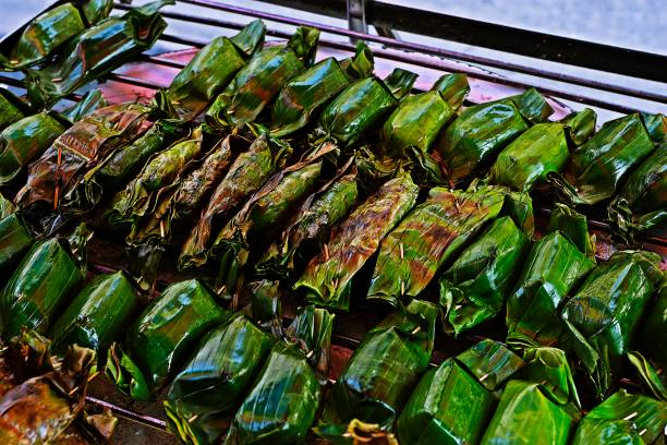 グリルのバナナの葉に粘着性の米 - バンコクの屋台の食べ物。 - banana leaf food thailand thai culture ストックフォトと画像