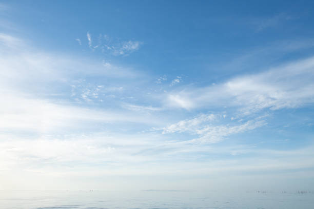 白い雲と青い空 - cirrus cloud cloudscape stratus ストックフォトと画像