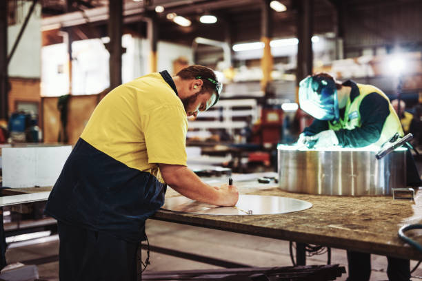 trabalhadores de colarinho azul na indústria - soldagem e corte de metais - grinding steel sparks cutting - fotografias e filmes do acervo