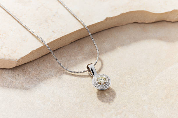 다이아몬드가 세팅된 우아한 화이트 골드 네크리스 - necklace chain gold jewelry 뉴스 사진 이미지