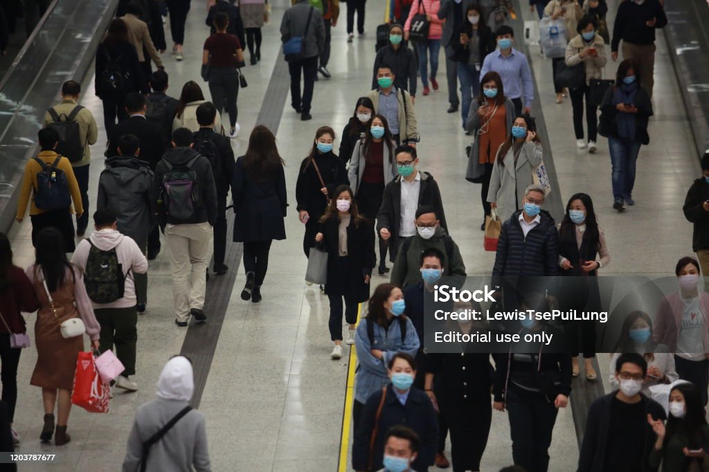 livlig t.o.m. centralstation i Hong Kong den 2020 - Royaltyfri Skyddsmask Bildbanksbilder