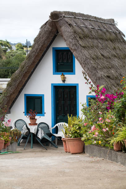 maison rurale traditionnelle à santana sur l'île de madère, portugal - madeira funchal house cottage photos et images de collection