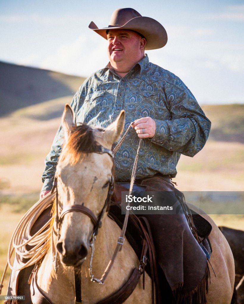 Discrimineren petticoat oorlog Closeup Van Een Rijpe Cowboy Op Zijn Paard Dat Het Lopen Van De Paarden In  Mooie Utah Begeleidt Stockfoto en meer beelden van 45-49 jaar - iStock