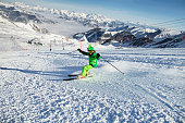 kleiner-junge-beim-skifahren-am-gletscher-in-den-alpen.jpg?b=1&s=170x170&k=20&c=OpnbHnmFTu5PXWEOxW5AxF-4RrMyuayDFCnmKDwUJas=