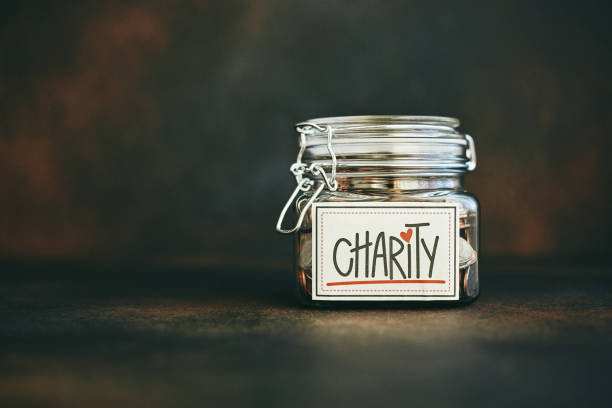 돈으로 가득 한 자선 항아리 - jar currency donation box charity and relief work 뉴스 사진 이미지