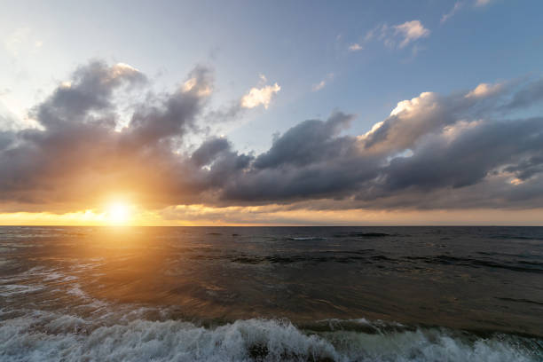 Um lindo pôr do sol à beira-mar. - foto de acervo