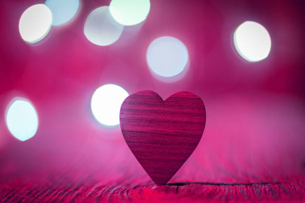 Wooden heart and blurry background - fotografia de stock