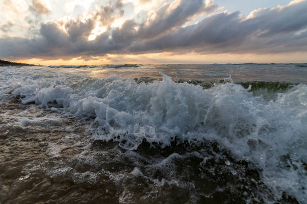 Um belo pôr do sol à beira-mar - foto de acervo