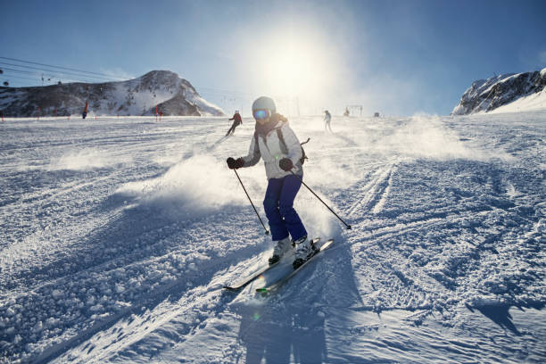 mulher curtindo esquiar em geleira nos alpes - skiing snow skiing helmet fun - fotografias e filmes do acervo